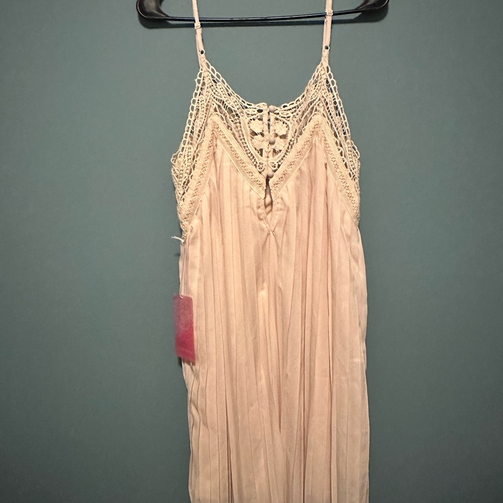 Crochet details on beautiful pleated dress NWT L - Picture 5 of 8